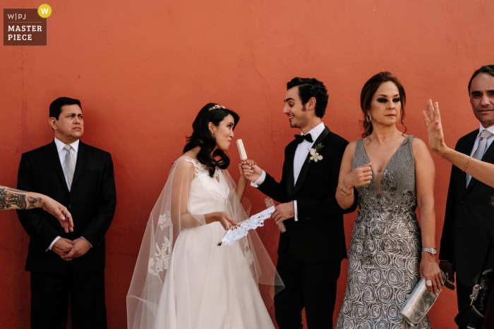 Imagen de boda en la ciudad de Oaxaca | la novia y el novio se refrescan con una paleta