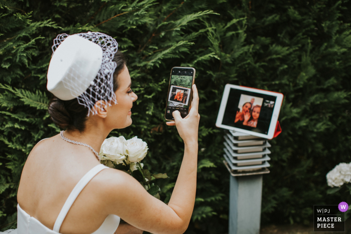 Foto de casamento virtual da Turquia no quintal da família de Groom durante um evento em Istambul nos dias de Corona