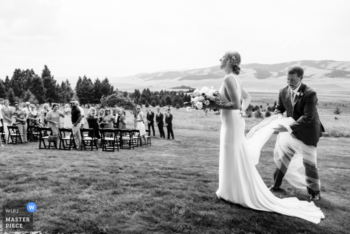 Foto de casamento ao ar livre em Philipsburg do pai da noiva coletando véu