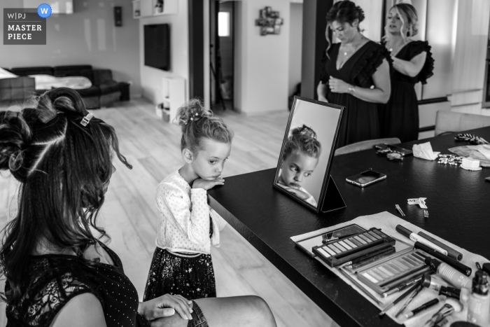 Photographe de mariage français | la fille de la mariée est mélancolique pendant le relooking