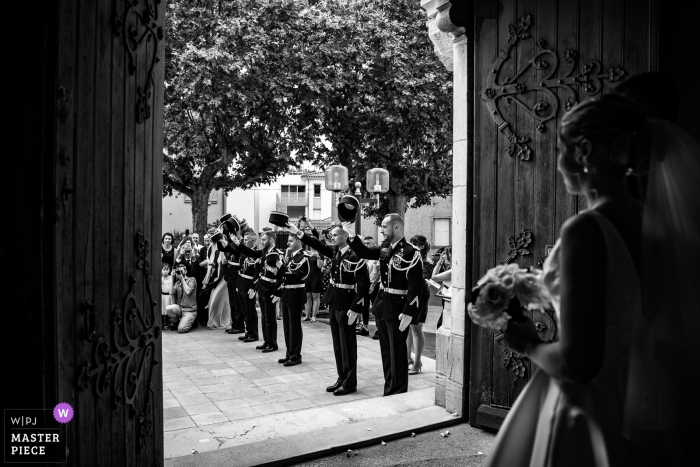 Trouwfoto van de Franse kerk | Verlaat de kerk van de bruid en bruidegom met een militaire erewacht