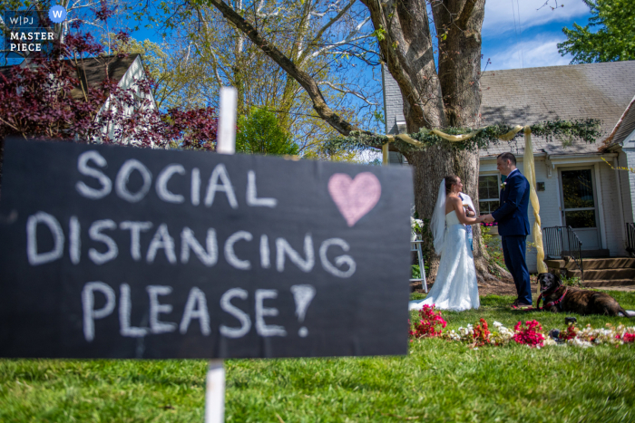 Imagen de boda COVID de Bethesda, Maryland | Ceremonia de distanciamiento social en el patio delantero