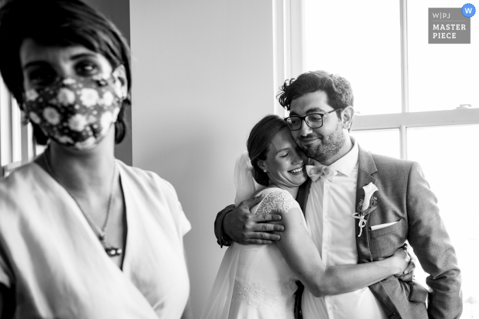 Foto do casamento de Quebec na Capela Notre-Dame-du-Bonsecours, Montreal da Noiva abraçando o noivo após assinar os papéis do casamento