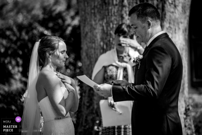 Buitenhuwelijksfoto in Maryland van een ceremonie in Bethesda vanaf een voortuin - in het moment