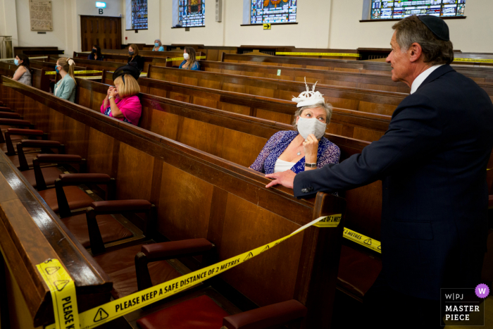 Imagen de la boda de la iglesia de Inglaterra desde Londres mientras los invitados esperan a la novia