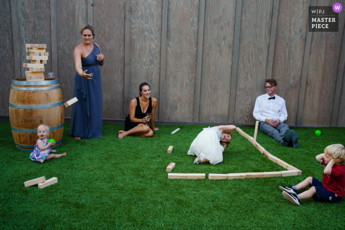 Foto de boda al aire libre de Leal Vineyard, California, de los juegos de césped y césped durante la hora del cóctel