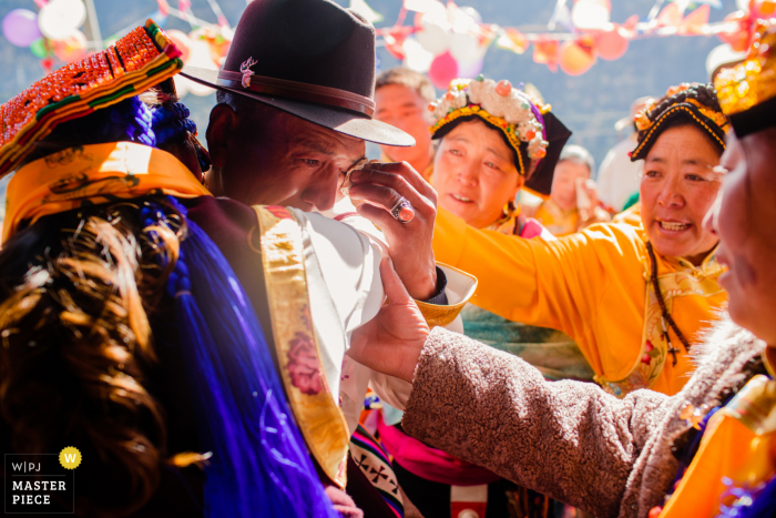 Foto de la boda de Asia de la montaña de San'ao, condado de Heishui, al norte de la provincia de Sichuan, China, que muestra el padre de la novia envía a la novia a casarse