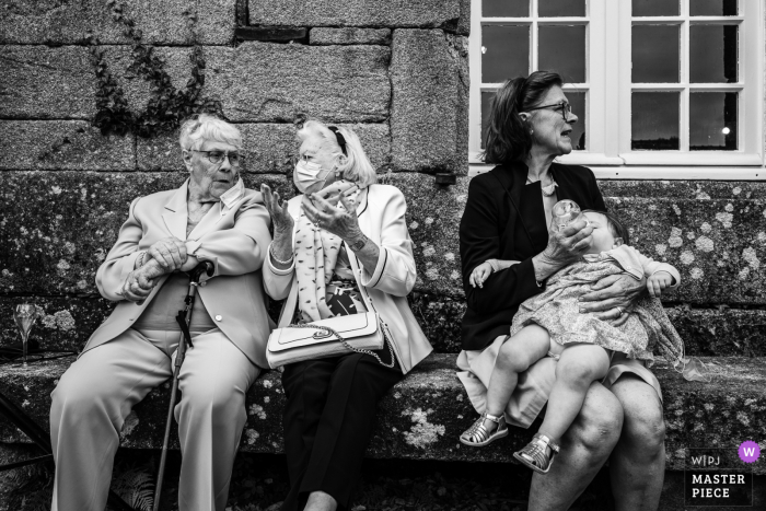 Foto de casamento ao ar livre no Castelo de Moelien mostrando várias gerações