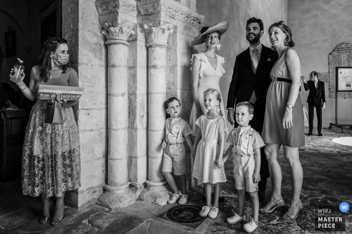 Foto de casamento na França de Bourges, de um espião esperando com desinfetante para as mãos por cobiça