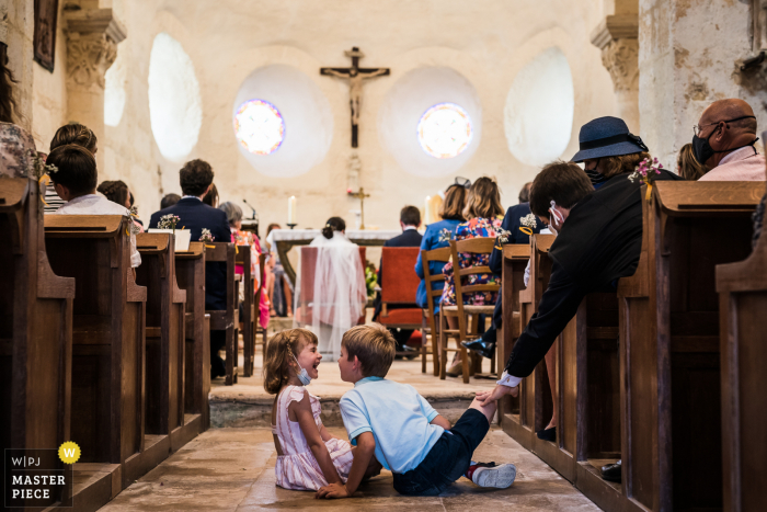 kerkbruiloftfotografie uit Bourges van een broer en zus die plezier hebben