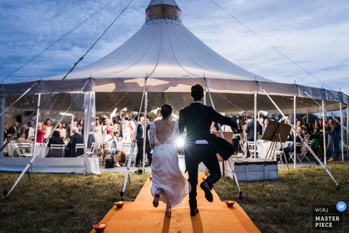 foto de casamento em barraca na recepção na hora da festa em Bourges