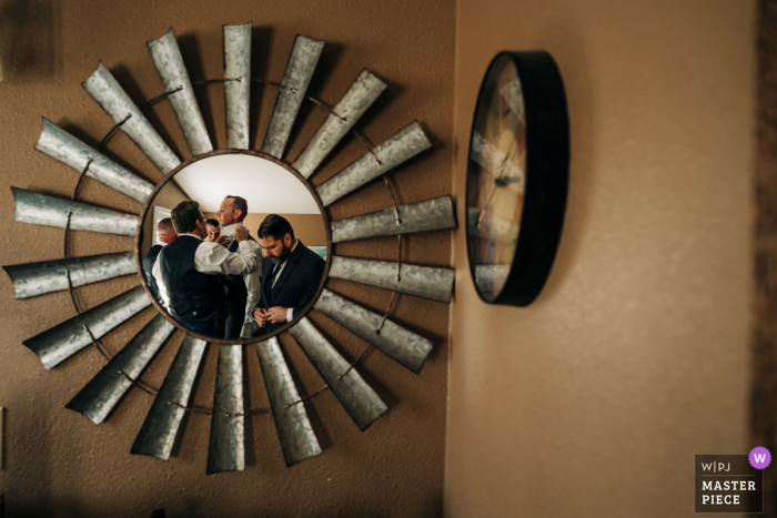 Foto do casamento na Califórnia durante a cerimônia no norte da Califórnia Localização dos noivos se preparando