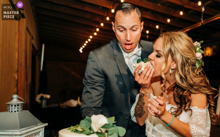 Californische huwelijksfotografie van een Noordelijke CA Receptie Locatie van het eten van de cake