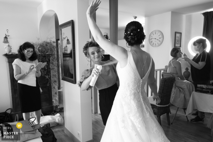 Limoges getting ready wedding photography of the bride preparing with friends Limoges getting ready wedding photography of the bride preparing with friends