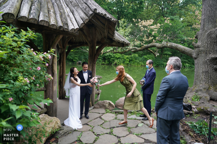 Fotografia de casamento em Nova York em uma cerimônia particular no jardim em um Central Park, Nova York