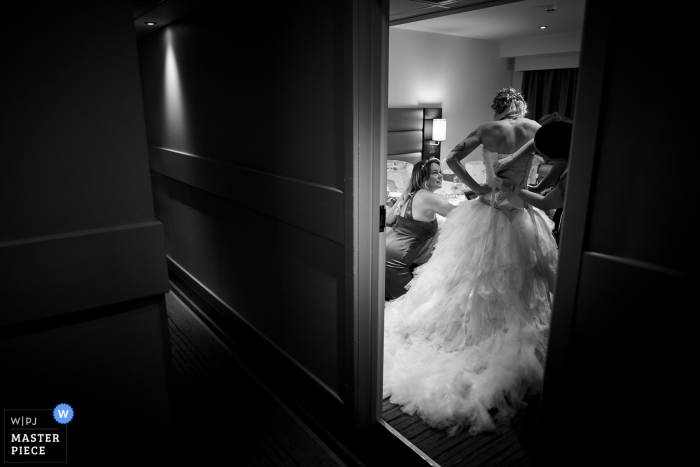 Fotografia di matrimonio nel Regno Unito da Chiswick, Londra della sposa che si prepara in un hotel Premier Inn