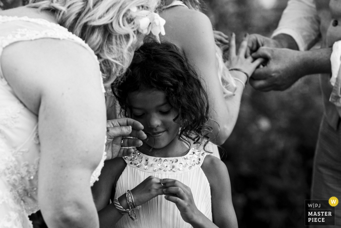 Trouwfoto Noord Brabant van buiten Ceremonie van De twee dochters krijgen een ring als symbool van liefde voor hun ouders