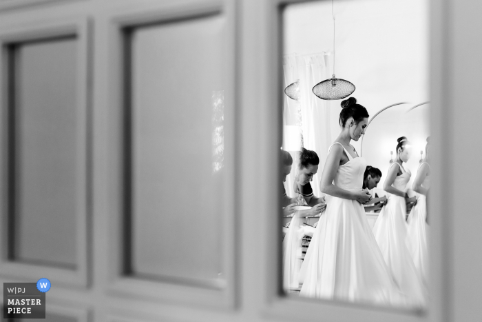 Fotografia de casamento na Turquia, em Istambul, mostrando o vestido de noiva passado de uma irmã para outra