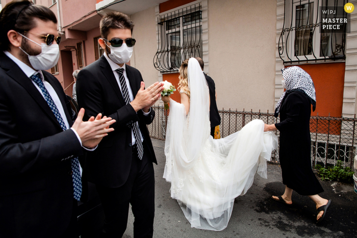 Imagen de la boda de Estambul de la novia saliendo de su casa para la ceremonia