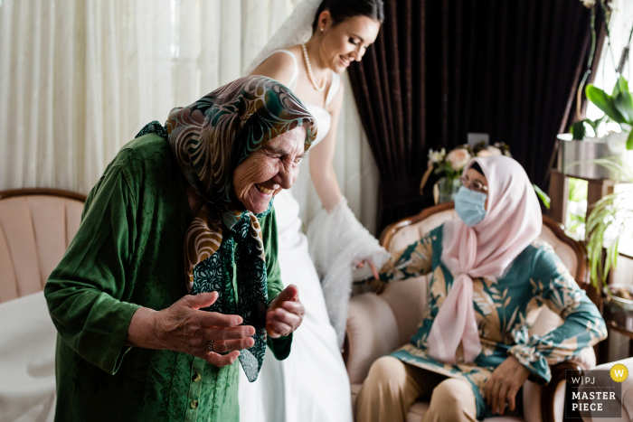 Image de mariage à Istanbul de la grand-mère de la mariée racontant quelque chose de drôle