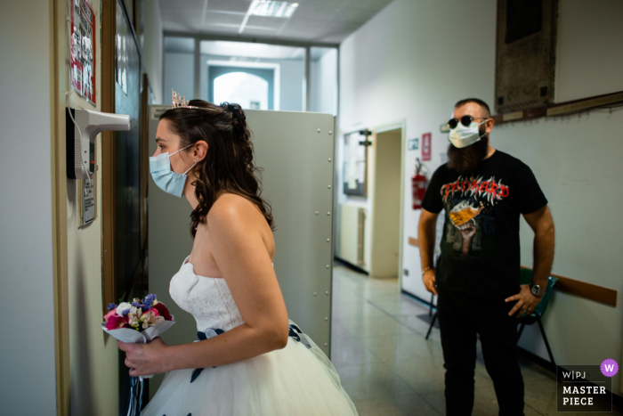 Gemeentehuis van Castegnato Trouwfoto | De bruid meet haar temperatuur voor de ceremonie