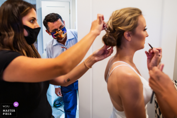 Fotografia di matrimonio di Sunnyvale | uomo che passa con una maschera carina