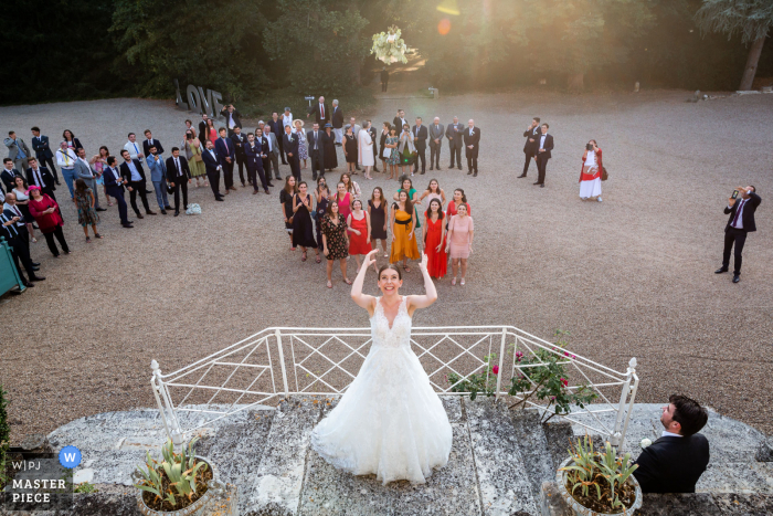 艾玛·德·普瓦捷（Villa Emma de Poitier）的婚礼照片，新娘把花束扔给等候的妇女