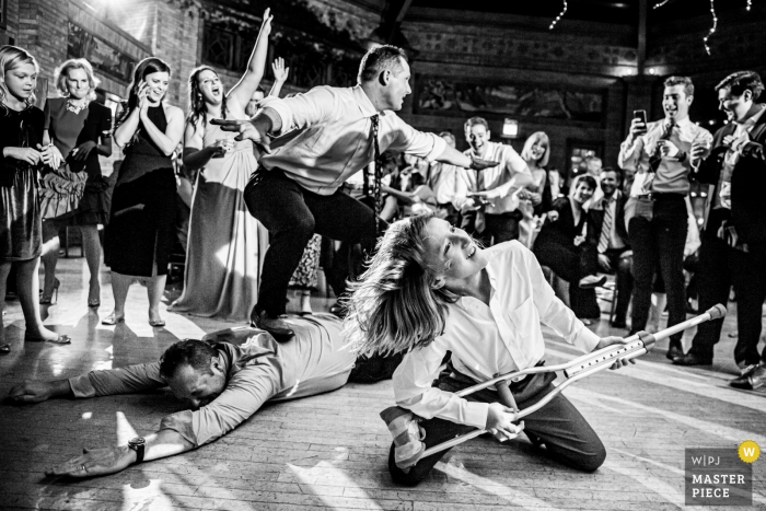 Foto de recepción de boda en Cafe Brauer, Chicago con acción salvaje en la pista de baile