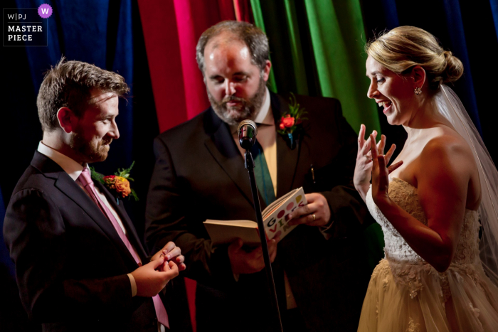 Imagem da cerimônia de casamento em Carnivale, Chicago, da troca de anéis e da emoção