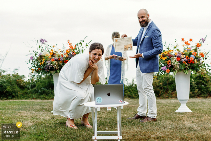 Wianno Club, Osterville MA huwelijksfoto van de bruid en bruidegom die na de ceremonie chatten met hun virtuele huwelijksgast