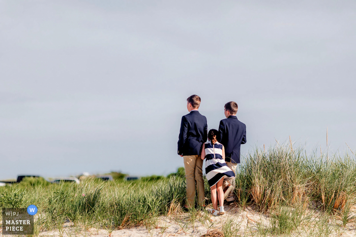 Foto de boda en la playa de Massachusetts de Osterville Dowses Beach of Kids esperando a la novia durante la ceremonia