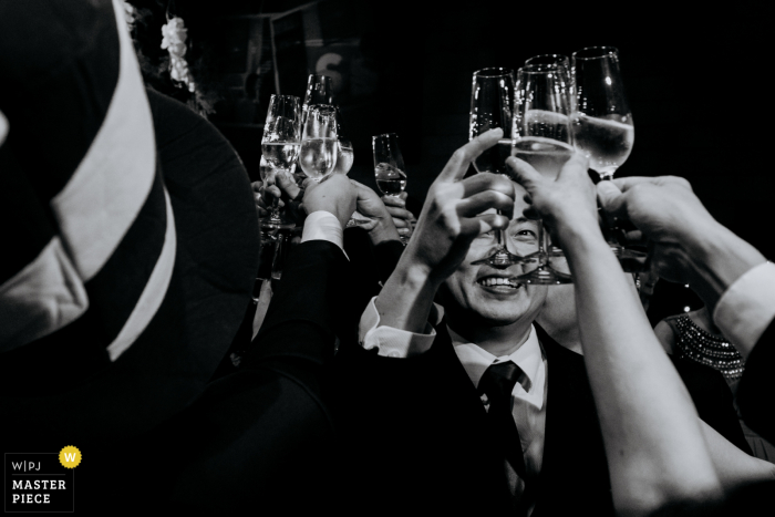 Fotografía de la recepción de la boda en Brasil del Allegro Buffet del brindis con detalle del look del novio