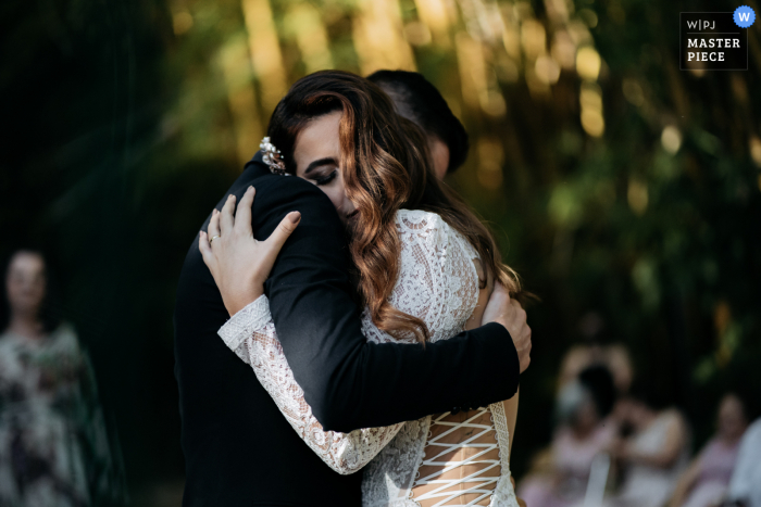 Buiten-, tuinhuwelijksfoto uit São Paulo, Brazilië Covadonga van een emotionele koppelomhelzing