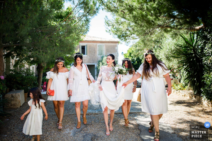 Foto de boda en París desde Île-de-France entre la recepción y la iglesia con la banda de las damas de honor