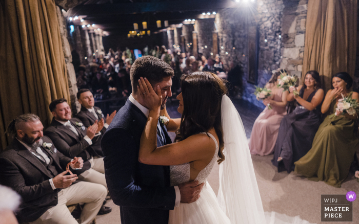 Foto di matrimonio di coppia dalla sala delle cerimonie, Ballybeg House che mostra che tutti stanno piangendo, in particolare lo sposo durante un momento emozionante che cattura la loro cerimonia