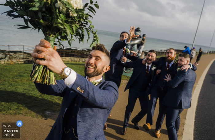 IE foto de boda de Greystones Co Wicklow, Irlanda durante una toma tipo retrato nupcial cuando escuché algunas risas detrás de mí y el novio estaba lanzando un ramo.