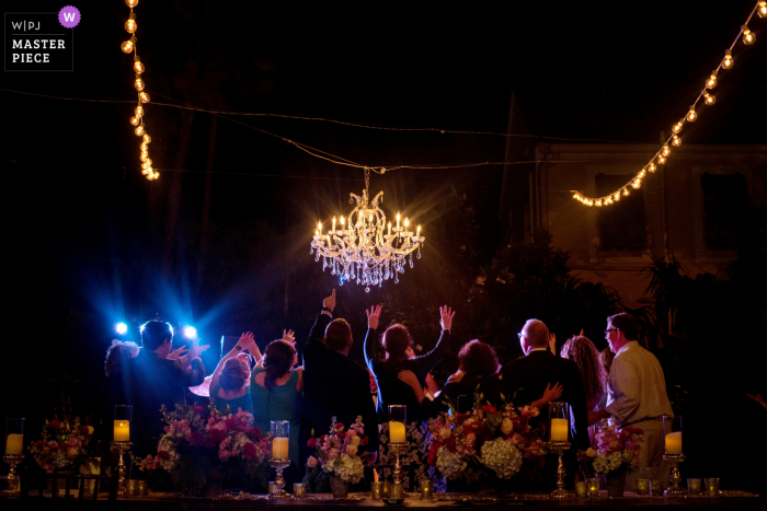 Foto do casamento no local da recepção na Florida Hemingway House mostrando a última dança da noite