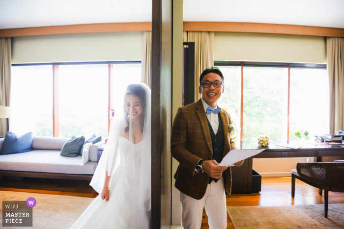 Foto de boda en Asia de una ceremonia en Singapur en un hotel mientras el novio declara su amor a su novia