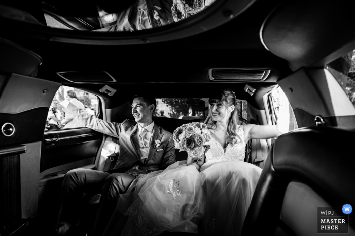 Foto de boda en coche nupcial de Mairie de Merville, Francia de la pareja feliz en la limusina