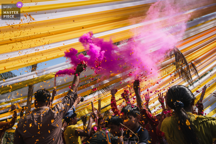 Ahmedabad, Índia, fotografia de casamento de flores Holi sob a tenda