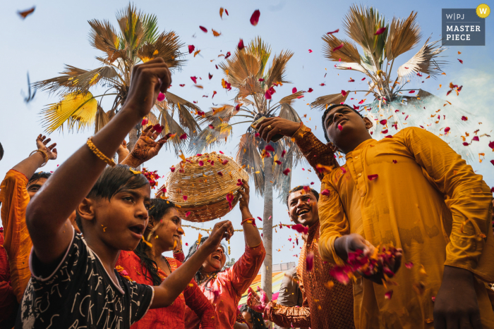 foto de casamento em Ahmedabad, Índia, mostrando a flor Holi se mexendo no ar