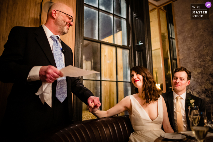 fotografia de casamento em uma cerimônia de discursos no centro de Dublin no local da recepção