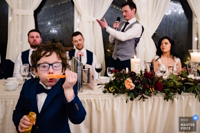 Por exemplo, fotografia de casamento da Casa Glasson de uma criança soprando bolhas durante o discurso