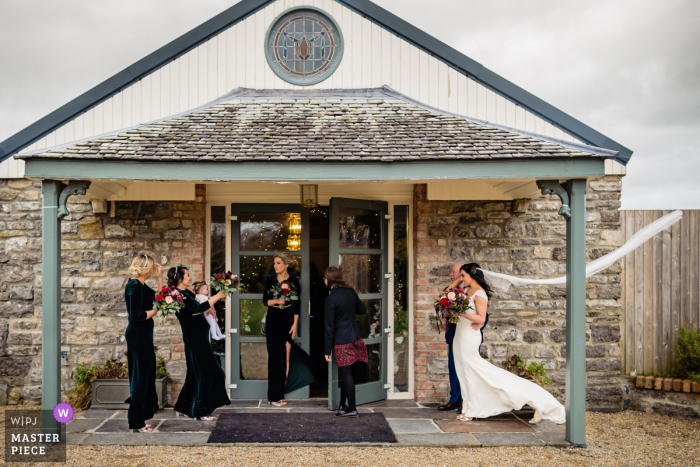 huwelijksfotografie van Clonabreany Village of the Bride die sluier verliest in de wind