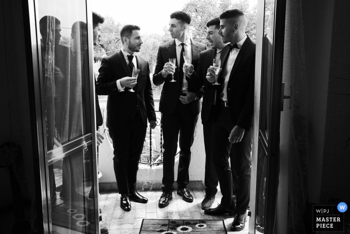 Foto de la boda de RC de Gioiosa Jonica Reggio Calabria, Italia, casa del novio del novio brindando con sus amigos en su casa antes de la ceremonia