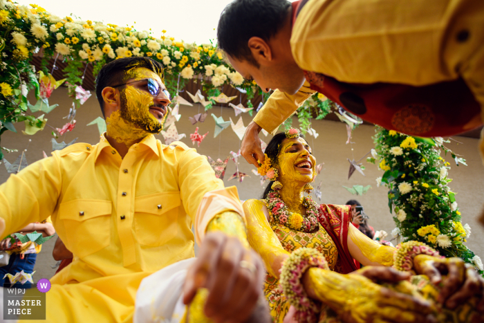 Indiase trouwfoto van een Haldi-ceremonie in Mumbai, India - het brengt enkele van de beste reacties naar voren, het samen vastleggen van de actie en reactie is de sleutel