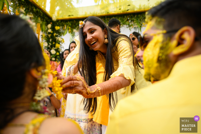 huwelijksfotografie uit Mumbai, India tijdens de haldi-ceremonie - brengt enkele van de beste reacties naar voren Het samen vastleggen van de actie en reactie is de sleutel