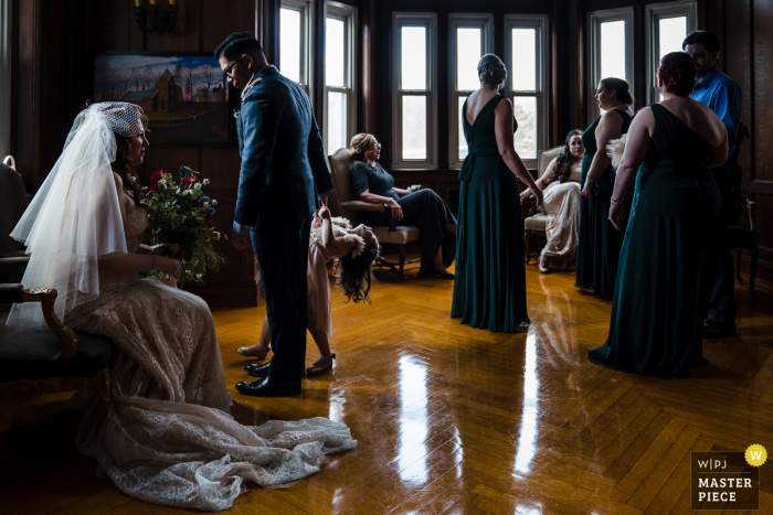 Fotografia di matrimonio di PA da Filadelfia degli sposi in giro con alcuni dei loro familiari e in attesa che i loro ospiti arrivino su un autobus in ritardo