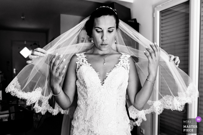 Fotografía de la boda de Francia | Preparativos para la novia, ponerse el velo.