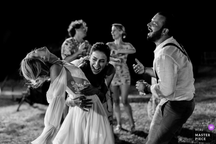 fotografia de casamento de Barbare Bag Evi da noiva e do noivo dançando com Freedom